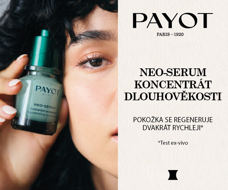 Payot Paris Neo-Serum – omlazující pleťový koncentrát v rukou osoby s tmavými vlasy.